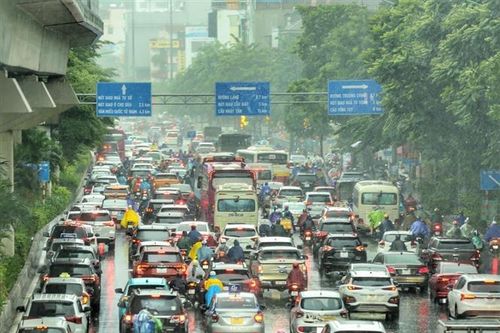 Nhiều tuyến phố Thủ đô ùn tắc do mưa lớn từ sáng sớm