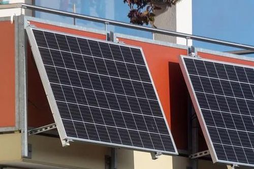 Người Đức ưa chuộng hệ thống pin năng lượng Mặt Trời mini treo ban công