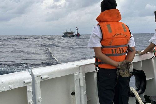 Tàu Hải quân 468 hỗ trợ lai kéo tàu cá bị hỏng máy trên biển Trường Sa