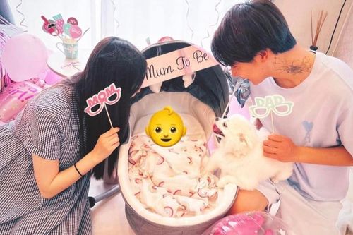 Nam ca sĩ sinh năm 1997 đón con đầu lòng cùng bạn gái nước ngoài