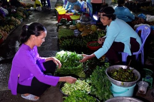 Chợ đêm ở Vị Thanh rực rỡ sắc màu của những chiếc áo bà ba