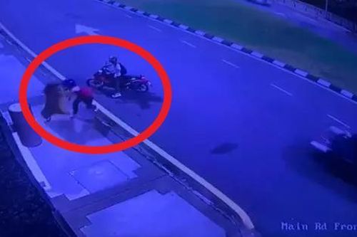 Định giật túi xách của cô gái ngoại quốc, 2 tên cướp gặp ngay quả báo