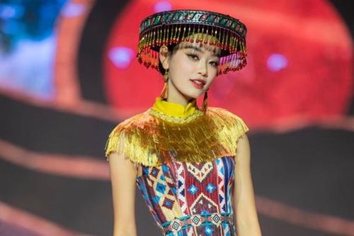 Áo dài cách điệu gây bất ngờ với khán giả