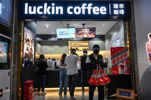 Từ 'đống tro tàn' phá sản, Luckin Coffee đã 'qua mặt' Starbucks ở Trung Quốc như thế nào?