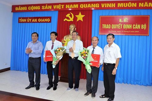 Trao quyết định 2 cán bộ thuộc diện Ban Thường vụ Tỉnh ủy An Giang quản lý