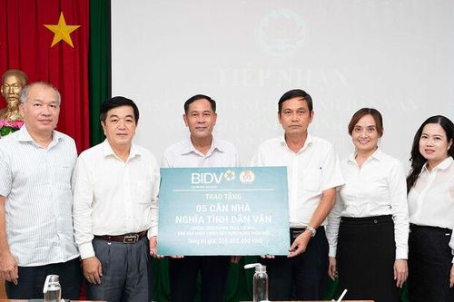 Ban Dân vận Tỉnh ủy An Giang tiếp nhận kinh phí xây dựng 5 căn nhà 'Nghĩa tình dân vận'