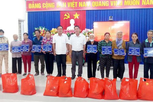 Bàn giao 20 căn nhà Tình thương ở xã Vĩnh Hậu