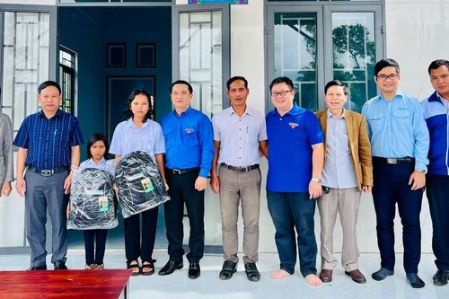 Bàn giao nhà 'Khăn quàng đỏ' cho thiếu nhi khó khăn ở xã Chư Á