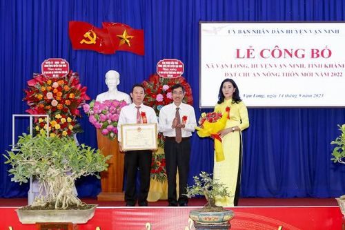 Vạn Ninh: Xã Vạn Long tổ chức lễ công bố xã đạt chuẩn nông thôn mới
