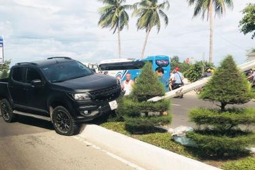 Xe bán tải leo dải phân cách, tông đổ cột đèn chiếu sáng