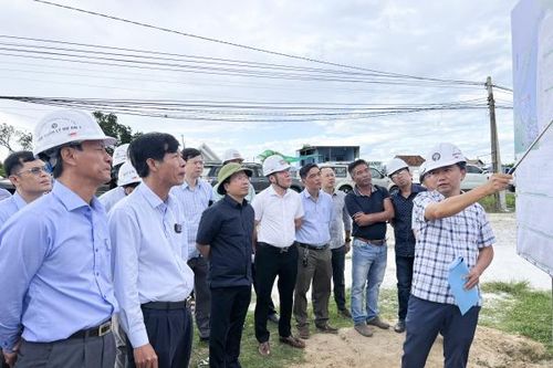 Thứ trưởng Bộ Giao thông vận tải Nguyễn Duy Lâm kiểm tra dự án cao tốc Vân Phong - Nha Trang