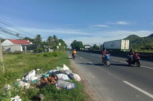 Đổ rác bừa bãi nơi hành lang quốc lộ