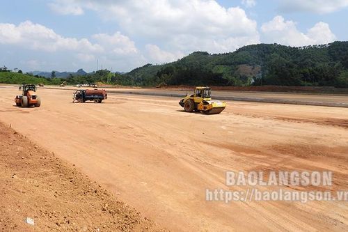 Khẩn trương thi công các hạng mục khu trung chuyển hàng hóa giai đoạn 1