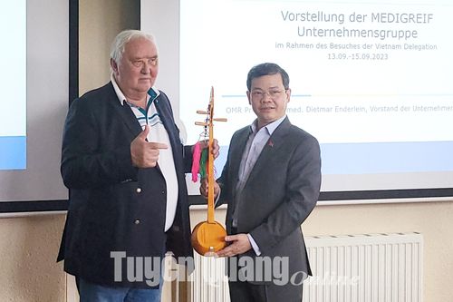 Đoàn công tác của tỉnh làm việc với Tập đoàn Medigreif ở Greifswald, CHLB Đức