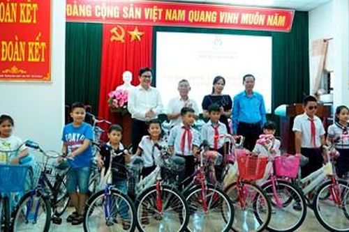 Trao tặng xe đạp cho con đoàn viên có hoàn cảnh khó khăn