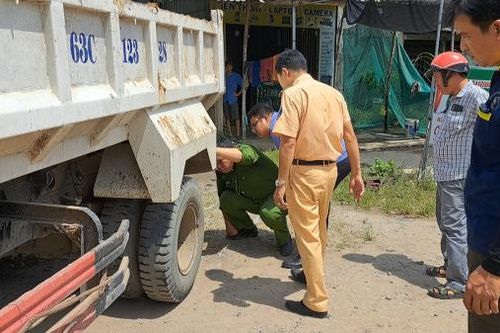 Xe ben lùi trúng người đàn ông mù bán vé số