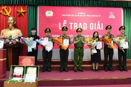 Trao giải cuộc thi Tìm hiểu Luật Phòng, chống ma túy