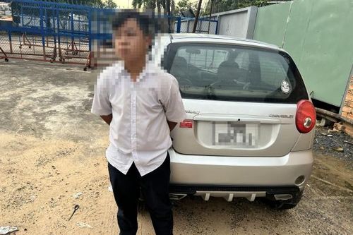 Xử phạt người cha giao ô tô cho con trai mới 15 tuổi điều khiển