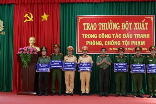 Bộ Công an khen thưởng các tập thể xuất sắc đấu tranh, phòng chống tội phạm