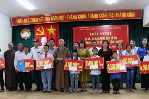 Ninh Bình: Hơn 1.000 lượt học sinh hoàn cảnh khó khăn nhận 'Học bổng cùng em vượt khó đến trường'