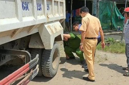 Người đàn ông mù bán vé số bị xe ben lùi cán tử vong