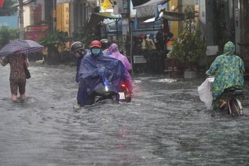 Nhiều tuyến đường ở TPHCM ngập sâu sau cơn mưa, xe chết máy hàng loạt