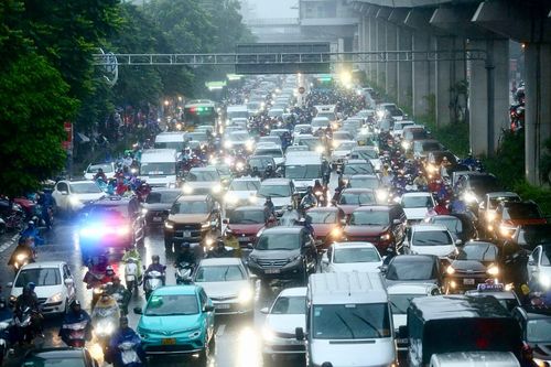 Mưa tầm tã từ sáng sớm, người Hà Nội chật vật vượt ùn tắc