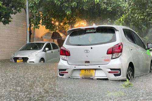 TP.HCM: Đường mênh mông nước, người dân khổ sở về nhà sau cơn mưa lớn