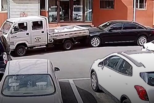 Tài xế điên cuồng lùi xe tải đâm 24 lần vào ô tô con đỗ bên đường