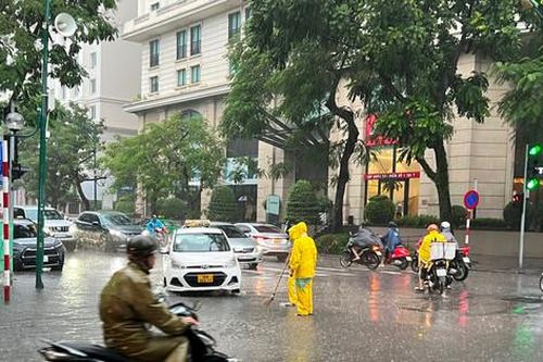 Hà Nội ngập cục bộ, nhiều tuyến phố ùn tắc trong cơn mưa sáng nay