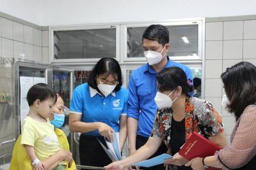 Hội Liên hiệp phụ nữ thành phố thăm hỏi, động viên nạn nhân vụ cháy đang điều trị tại bệnh viện