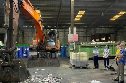 QLTT Hà Nội: Tiêu hủy lô hàng vi phạm trị giá gần 2 tỷ đồng