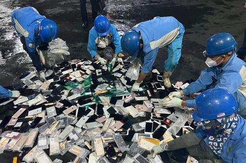 Hà Nội: Hàng trăm điện thoại Iphone, 6.000 bỉm trẻ em bị tiêu hủy