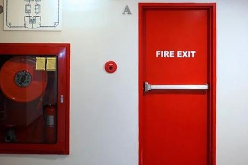 Vì sao cửa thoát hiểm chống cháy ở chung cư chỉ mở một chiều và luôn phải đóng?