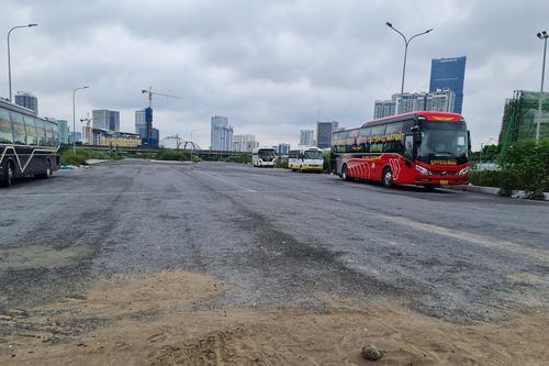 Nam Từ Liêm: Đường mở dở dang rồi bị 'phân lô' để cho thuê, lập bến 'cóc' xe khách