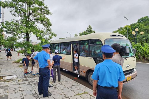 Nhiều xe đưa đón học sinh trường Newton không được cấp phép
