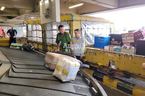 Dựng lại hiện trường vụ phá khóa valy ký gửi ở Sân bay Nội Bài