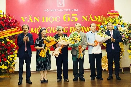 Tôn vinh các nhà văn lão thành