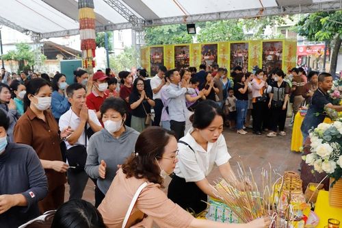 Hàng nghìn người dân cầu siêu, quyên góp hỗ trợ nạn nhân vụ cháy
