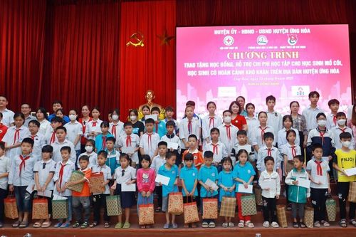 Ứng Hòa: Trao tặng 60 suất học bổng cho học sinh có hoàn cảnh khó khăn