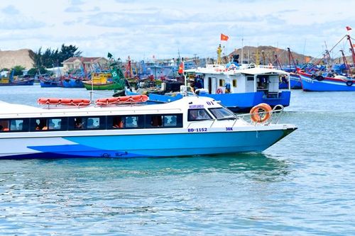 Người dân xã đảo Nhơn Châu được hỗ trợ đi ca-nô ra đảo