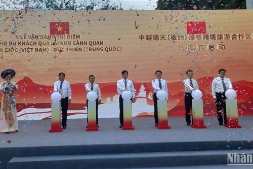 Du khách bắt đầu qua lại tham quan Khu cảnh quan thác Bản Giốc (Việt Nam)-Đức Thiên (Trung Quốc)
