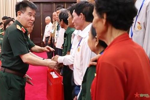 Bộ Quốc phòng gặp mặt người có công với cách mạng tỉnh Hậu Giang