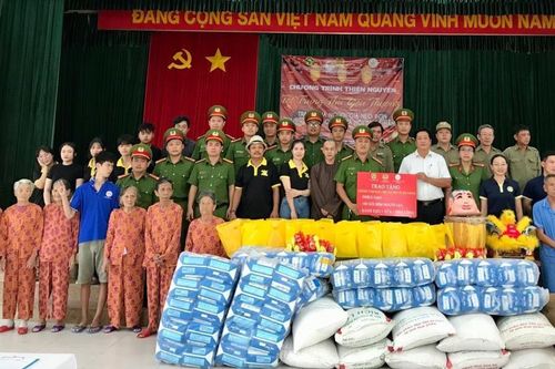 Tặng quà cho người già neo đơn, trẻ em mồ côi và khuyết tật