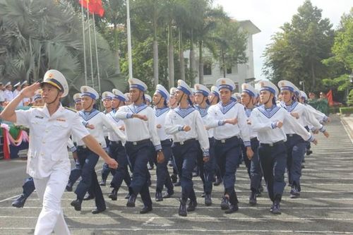Mãn nhãn với màn duyệt đội ngũ trong Lễ khai giảng trường CĐ Kỹ thuật Hải quân
