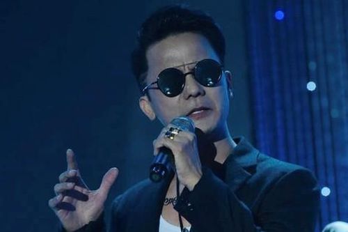 Cha đẻ bản hit 'Ru lại câu hò' bất ngờ đổi nghệ danh, diện chiếc quần váy 'bắt trend' lạ lẫm