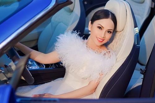 'Nữ ca sĩ tỷ phú V-biz' không chỉ 'flex' sang chảnh mà còn tình tứ bên tài tử đình đám một thời