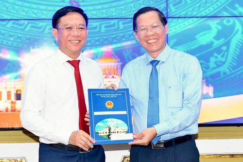 Chủ tịch UBND TPHCM Phan Văn Mãi trao quyết định cán bộ