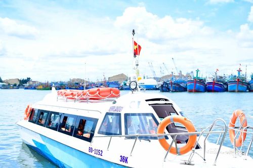 Bình Định: Hỗ trợ 1 ca nô đưa đón miễn phí người dân đảo Nhơn Châu