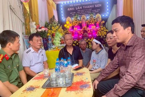 Chủ tịch tỉnh Hải Dương thăm gia đình 2 nạn nhân vụ cháy chung cư mini ở Hà Nội